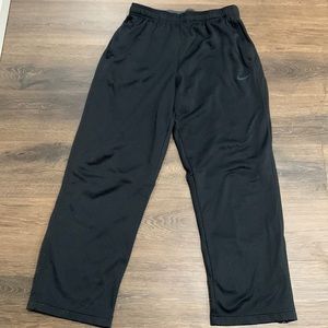 Mens Nike pants, has two outside zipper pockets and drawstring inside. Size XL